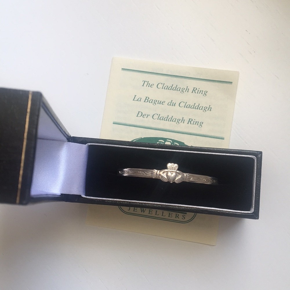 Baby Claddagh Expander Bangle